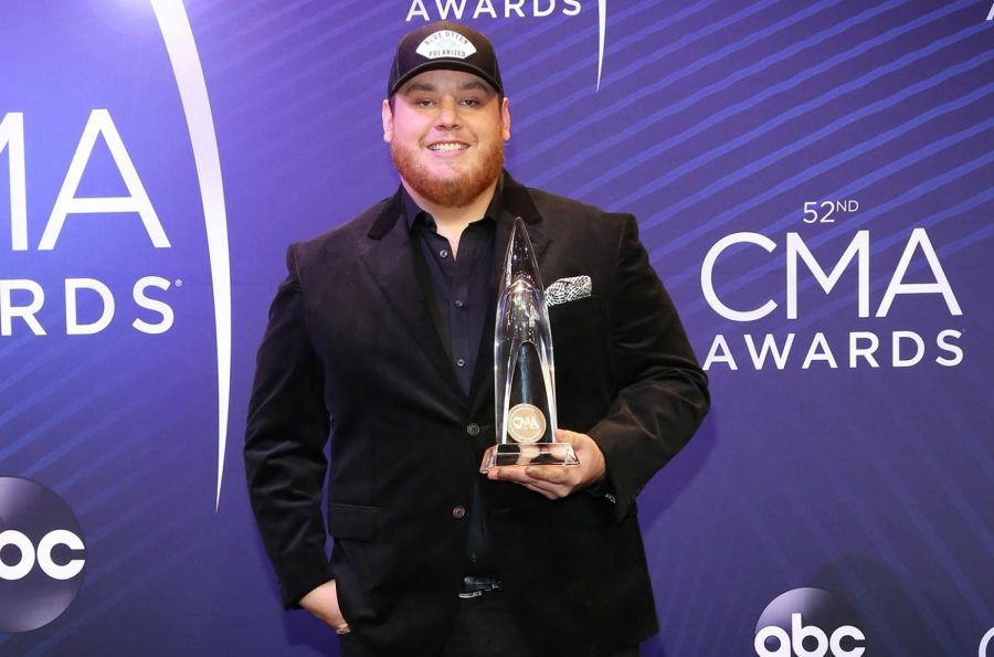 Luke+Combs+poses+on+the+red+carpet+at+the+2019+CMA+Awards.